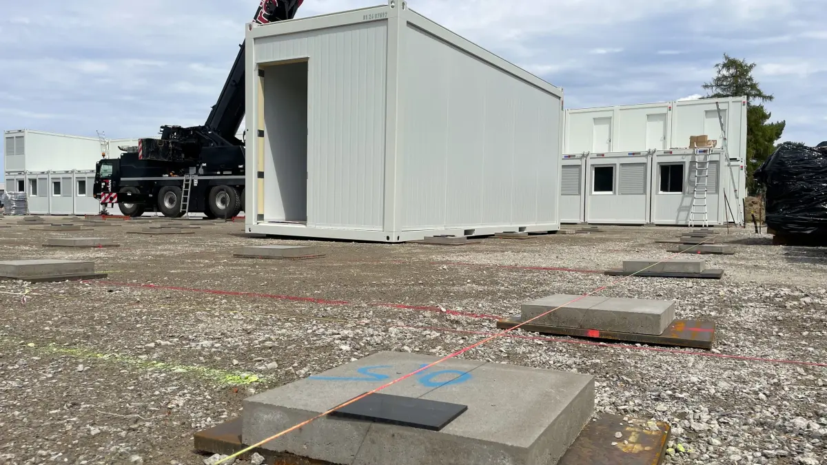 In der Storkower Kurmark-Kaserne wird eine Container-Mannschaftsunterkunft aufgebaut. Anfang Oktober werden die Rekruten für die Grundausbildung im Rahmen des Wehrdienstes erwartet.