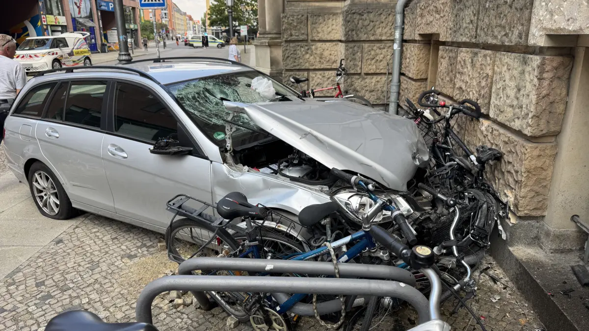 Der silberne Mercedes-Pkw rast in das Unigebäude in der großen Scharrnstraße in Frankfurt (Oder).