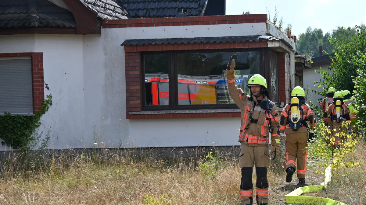 Die Feuerwehr Fürstenwalde musste am Donnerstagnachmittag in einem leerstehenden Haus an der Saarower Chaussee einen Kleinbrand löschen.