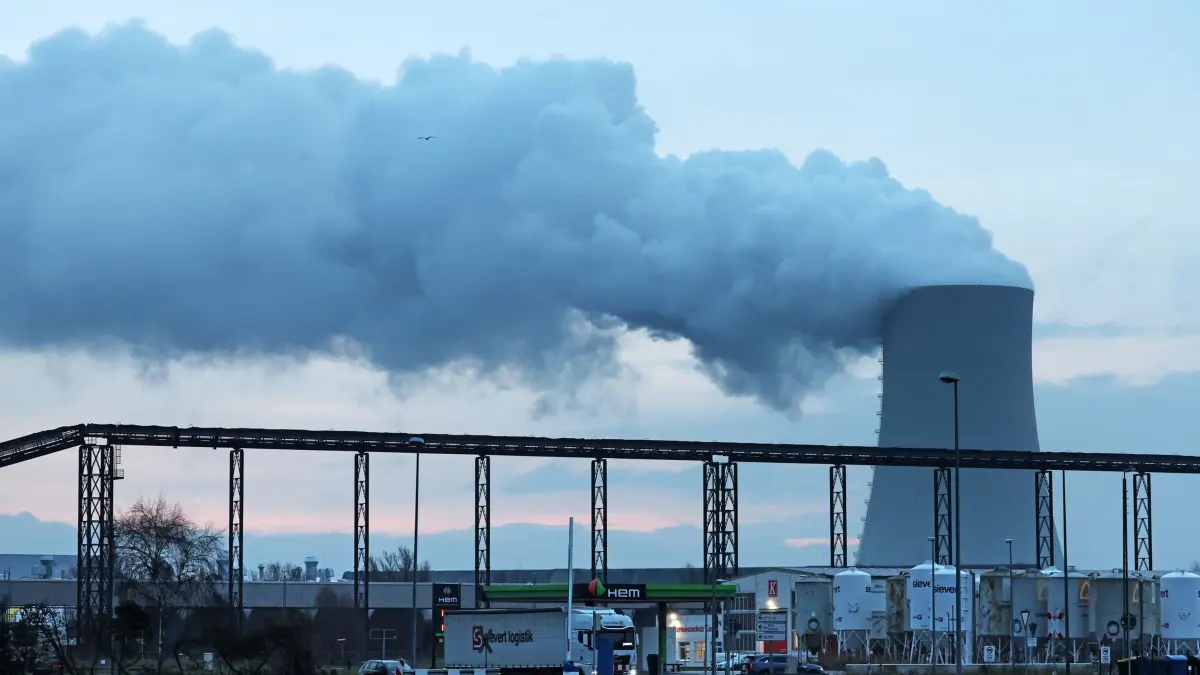 Industrie: PRODUKTION - 09.12.2025, Mecklenburg-Vorpommern, Rostock: Der Kühlturm des Steinkohlekraftwerks am Überseehafen dampft am Morgen. (zu dpa: «EU-Kommission will zentrales Klimaschutzinstrument lockern») Foto: Bernd Wüstneck/dpa +++ dpa-Bildfunk +++