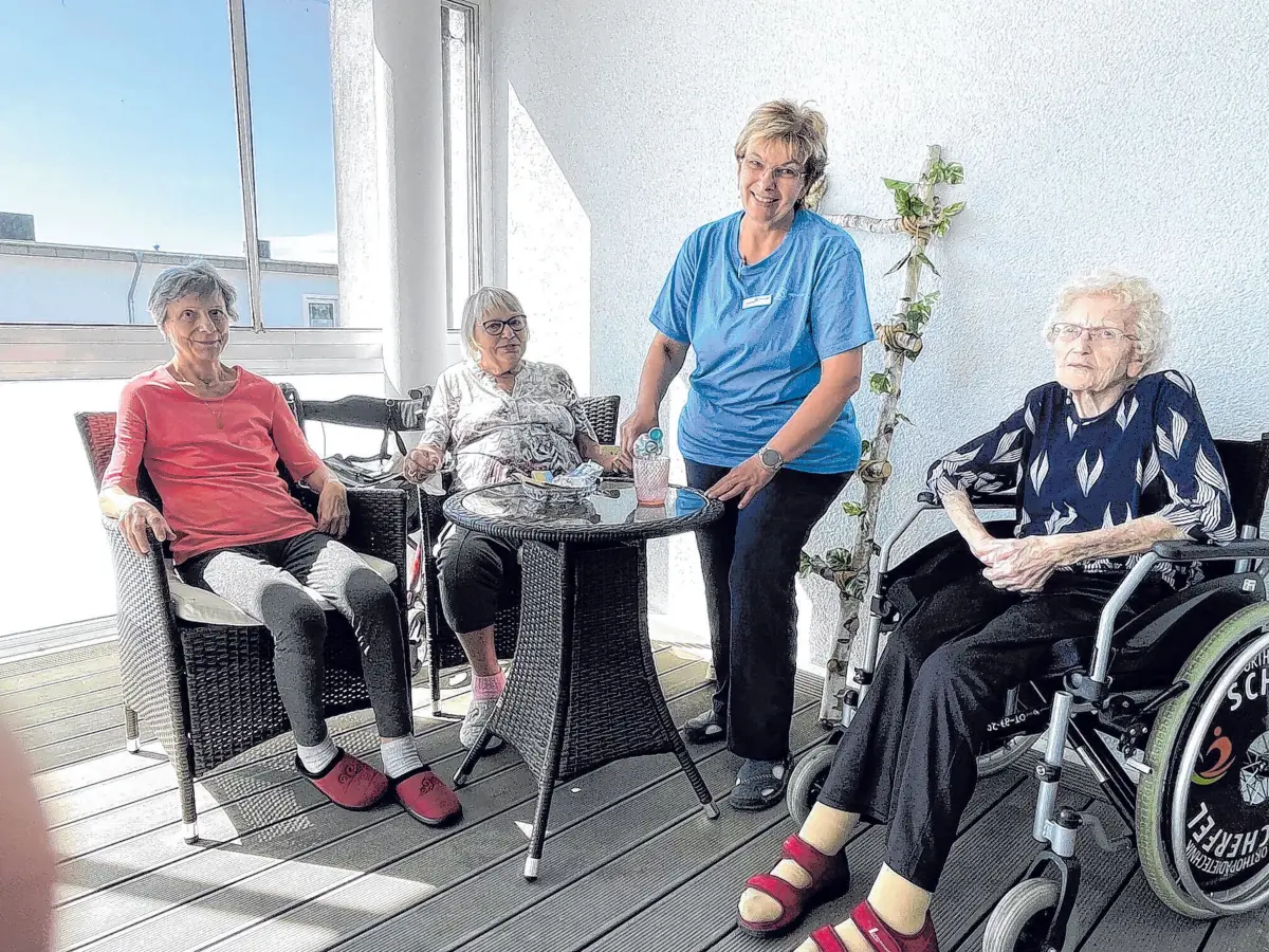 Wohngemeinschaft, die sich wie zu Hause anfühlt: Christa Springborn (l.), Ingrid Utech und Helene Sembach (r.) sind Bewohnerinnen der Pflege-WG in der Berliner Allee, in der unter anderem Sieglinde Meyer (3.v.l.) für beste Betreuung sorgt.