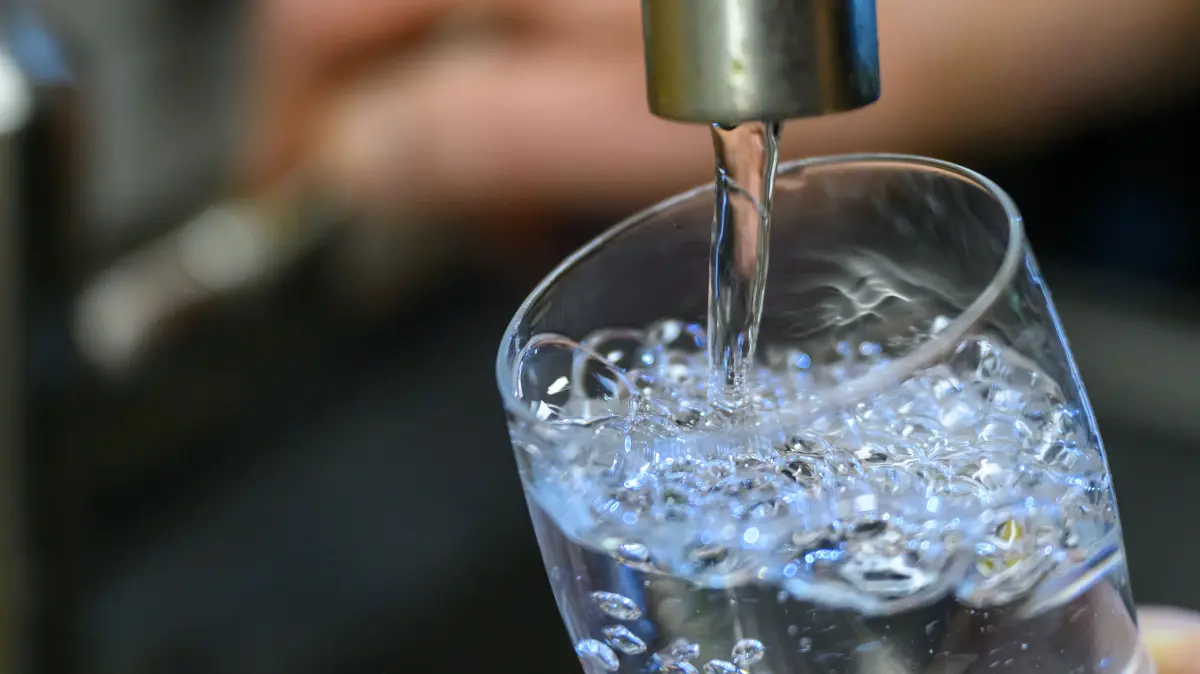 Wichtige Ressource: Trinkwasser ist elementar für unser Leben. Kunden des NWA Zehlendorf, der die Gemeinde Wandlitz, die Stadt Oranienburg und Teile des Mühlenbecker Landes versorgt, müssen dabei künftig tiefer in die Tasche greifen. Und die Kosten könnten sich künftig durch Lohnerhöhungen der NWA-Mitarbeiter weiter erhöhen.