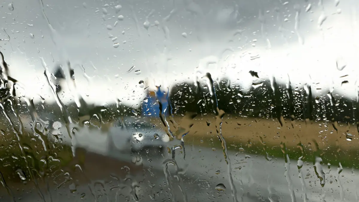 Gewitter und Starkregen für viele Teile Deutschlands erwartet: 17.07.2026, Sachsen-Anhalt, Blankenburg: Regenwasser läuft bei einem Gewitterschauer an Frontscheibe eines Pkw herunter. Gewitter und Starkregen erreichten am frühen Nachmittag die Harzregion. Foto: Matthias Bein/dpa +++ dpa-Bildfunk +++