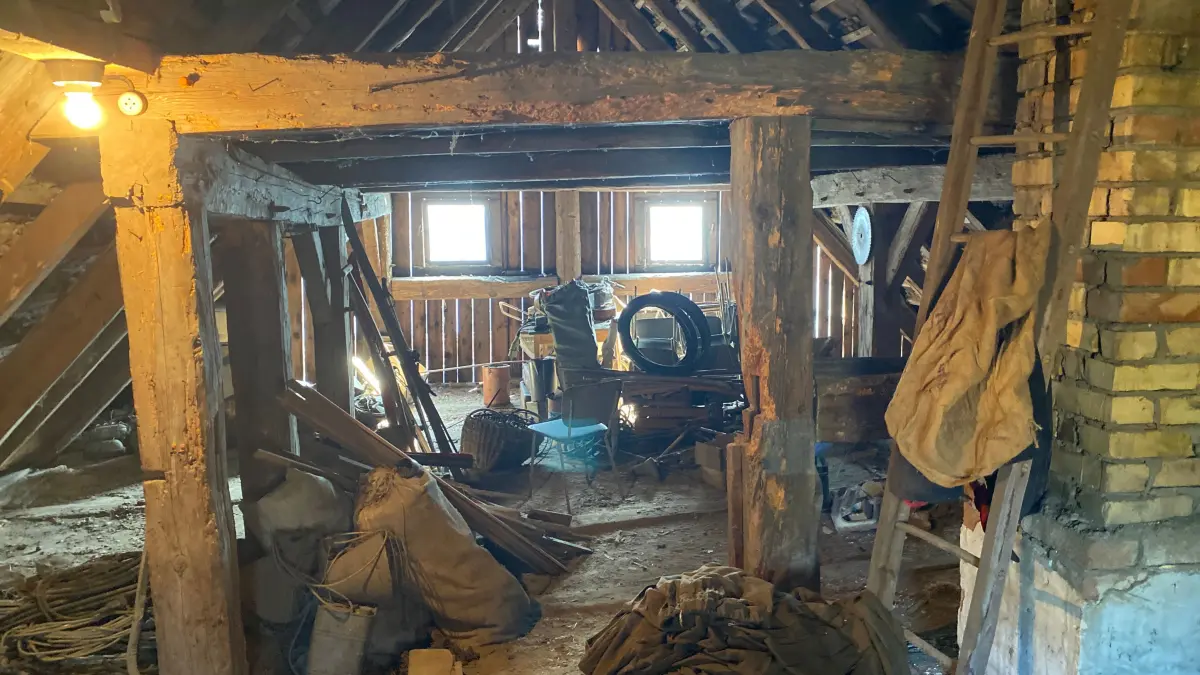Innenansicht vom Büdner-Haus in Kieselwitz: Das 1770 errichtete Blockbohlenhaus steht unter Denkmalschutz, doch der Eigentümer kann eine langfristige Erhaltung nicht allein stemmen.