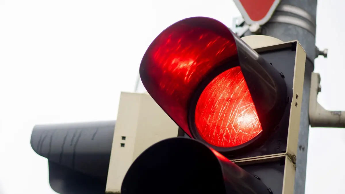 Ampel steht auf rot: ARCHIV - Entscheidend ist nicht, wo man herkommt, sondern wo man hinwill: So könnte man das Spurwechsel-Urteil des Obersten Landesgerichts auch zusammenfassen. (zu dpa: «Urteil: Fahrverbot bei Rotlichtverstoß trotz Spurwechsel») Foto: Hauke-Christian Dittrich/dpa - Honorarfrei nur für Bezieher des dpa-Themendienstes +++ dpa-Themendienst +++
