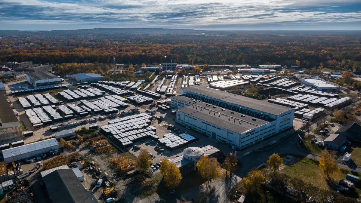 Das Werk von Daiwa House Modular Europe in Fürstenwalde aus dem Oktober 2025. Auf dem Werksgelände sind zahlreiche Module für das Berliner Projekt zu sehen.