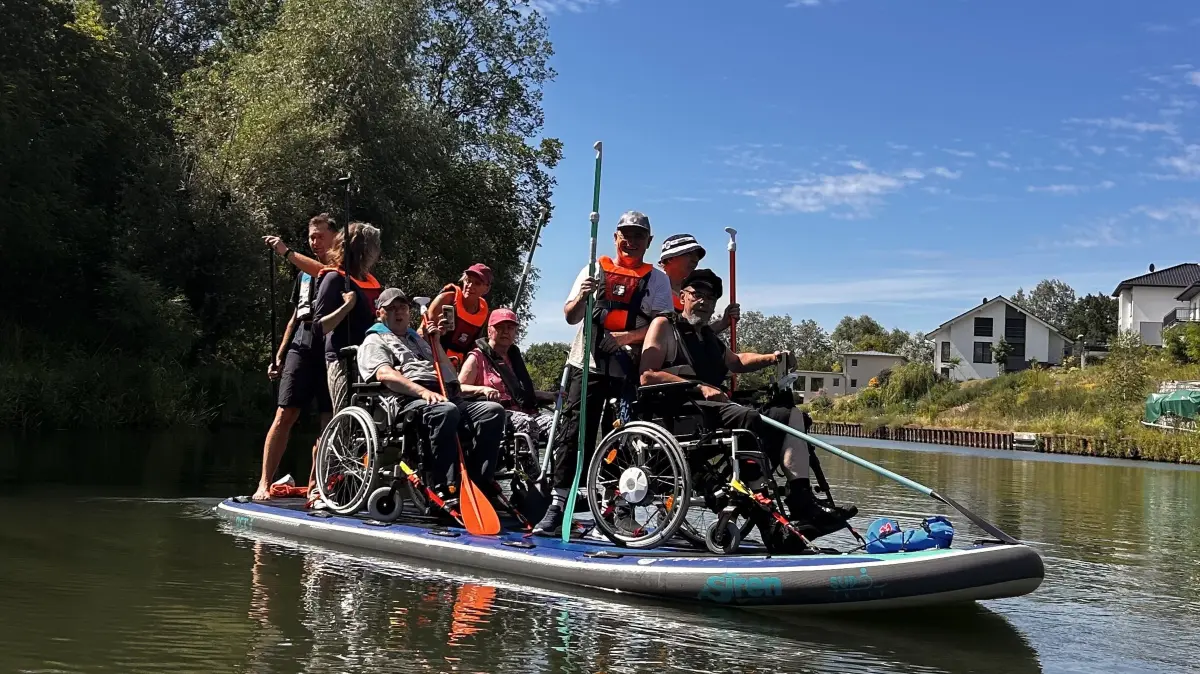 Mit dem Rollstuhl auf dem Wasser in Rüdersdorf: Ein spezielles SUP ermöglicht es Menschen mit Beeinträchtigungen, an einer Paddeltour im Museumspark teilzunehmen.