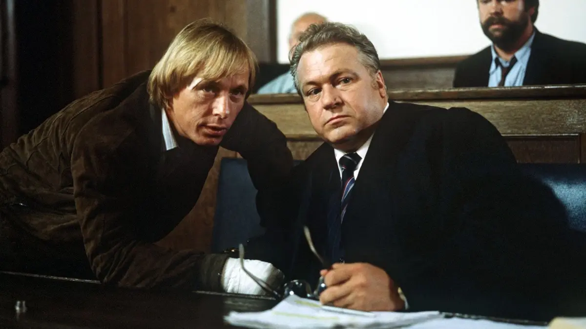 „Ein Fall für zwei“: ARCHIV - 01.01.1982, Hessen, Frankfurt\Main: Claus Theo Gärtner (l) als Privatdetektiv Matula und sein erster «Dienstherr» in der ZDF-Krimiserie «Ein Fall für zwei», Günter Strack als Rechtsanwalt Dr. Renz. (zu dpa: «Nach 46 Jahren: ZDF stellt «Ein Fall für zwei» ein») Foto: Jörg Schmitt/dpa +++ dpa-Bildfunk +++