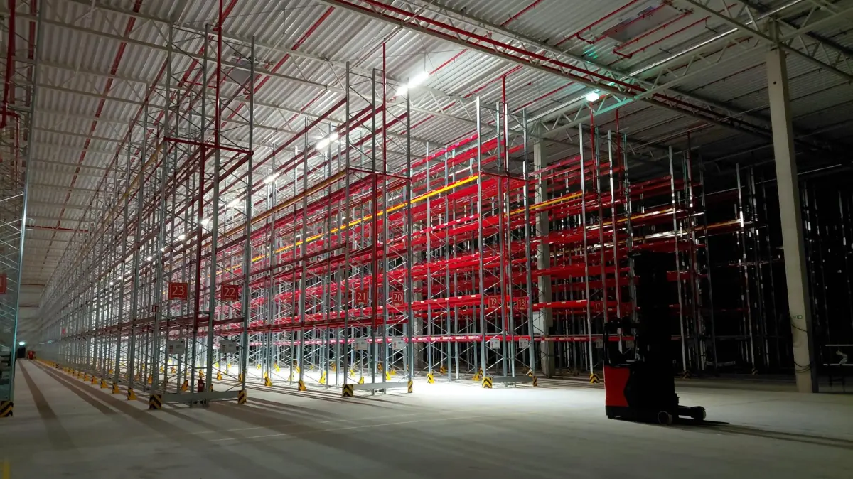 Das Unternehmen CEVA Logistics baut im Logistikzentrum von Alcaro in Frankfurt (Oder) ein Warenlager auf. Gearbeitet wird hier vor allem an Hochregalen. (Illustrationsbild von einem anderen Ceva-Standort)