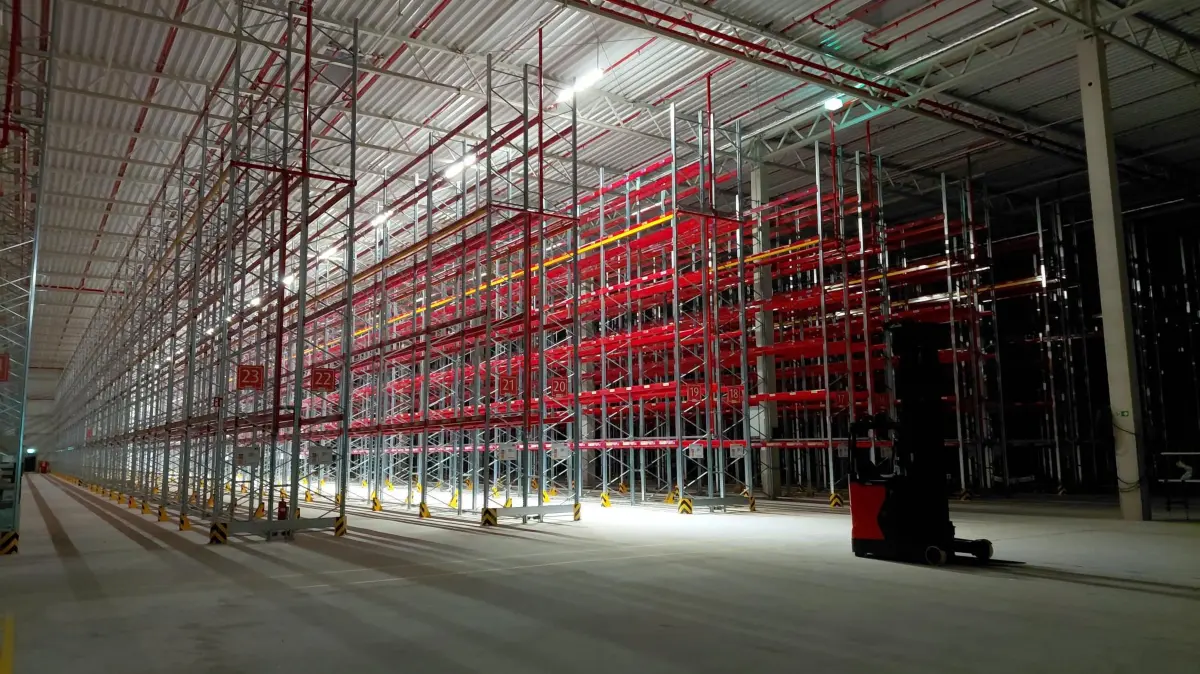 Das Unternehmen CEVA Logistics baut im Logistikzentrum von Alcaro in Frankfurt (Oder) ein Warenlager auf. Gearbeitet wird hier vor allem an Hochregalen. (Illustrationsbild von einem anderen Ceva-Standort)