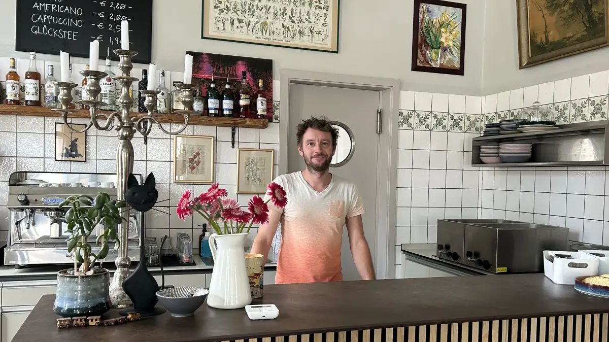 Thomas Eberlein vom Verein Citypartner Königs Wusterhausen, in dem sich Gerbetreibende von KW zusammengeschlossen haben, in seinem Bistro Schmitz Katze.