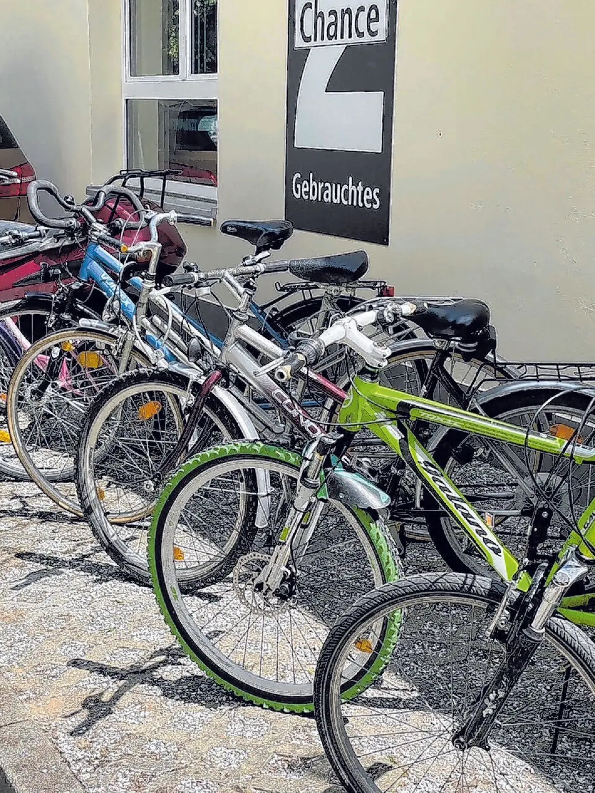 Attraktive Räder gehören zum Angebot auf dem Trödelmarkt bei Frank Eschen.