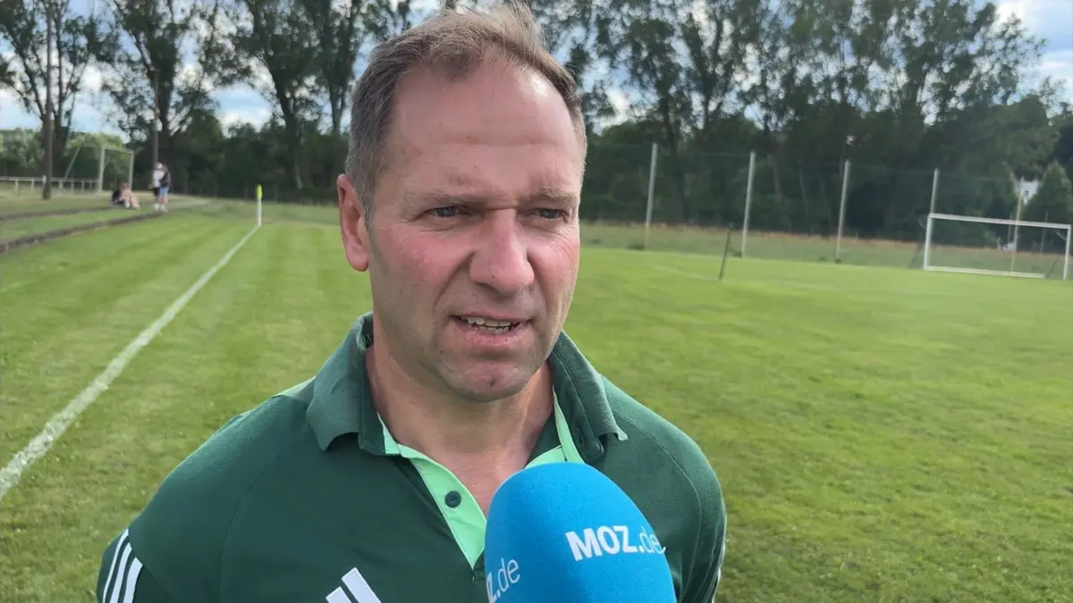 Dennis Schulz geht mit dem FC Concordia Buckow/Waldsieversdorf in der Saison 2026/27 in der Fußball-Landesliga Süd an den Start. Der Sportlicher Leiter sprach nach dem ersten Testspiel am MOZ-Mikrofon über die schwache Vorsaison, Neuzugänge und Ziele.