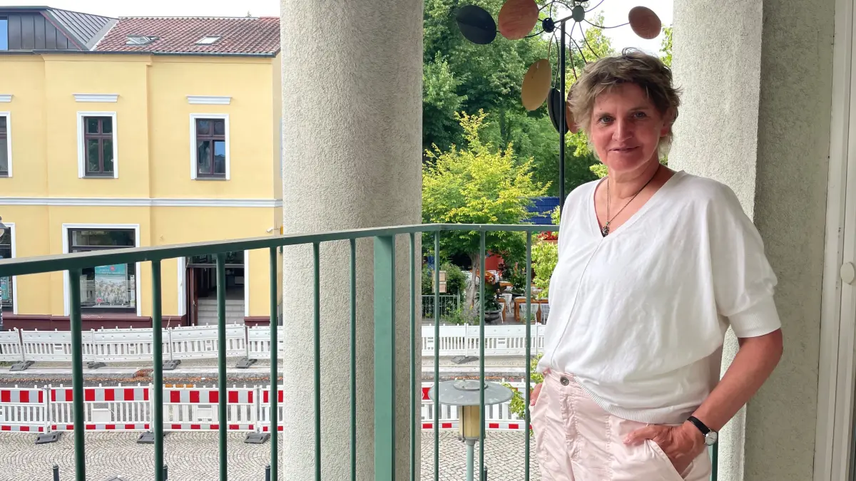 Karin Spengemann betreibt das Modeversteck in Königs Wusterhausen. Ursprünglich war sie eine Befürworterin der Baustelle, nun sieht sie vieles kritisch.