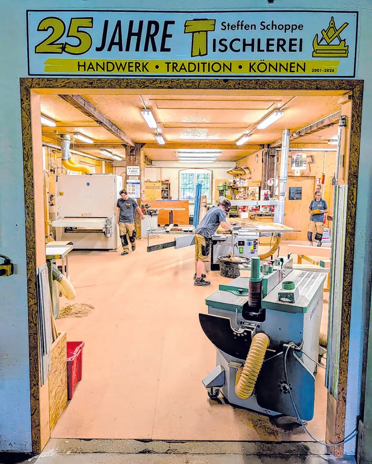 In der modern ausgestatteten Werkstatt verbinden sich traditionelles Tischlerhandwerk und moderne Technik.