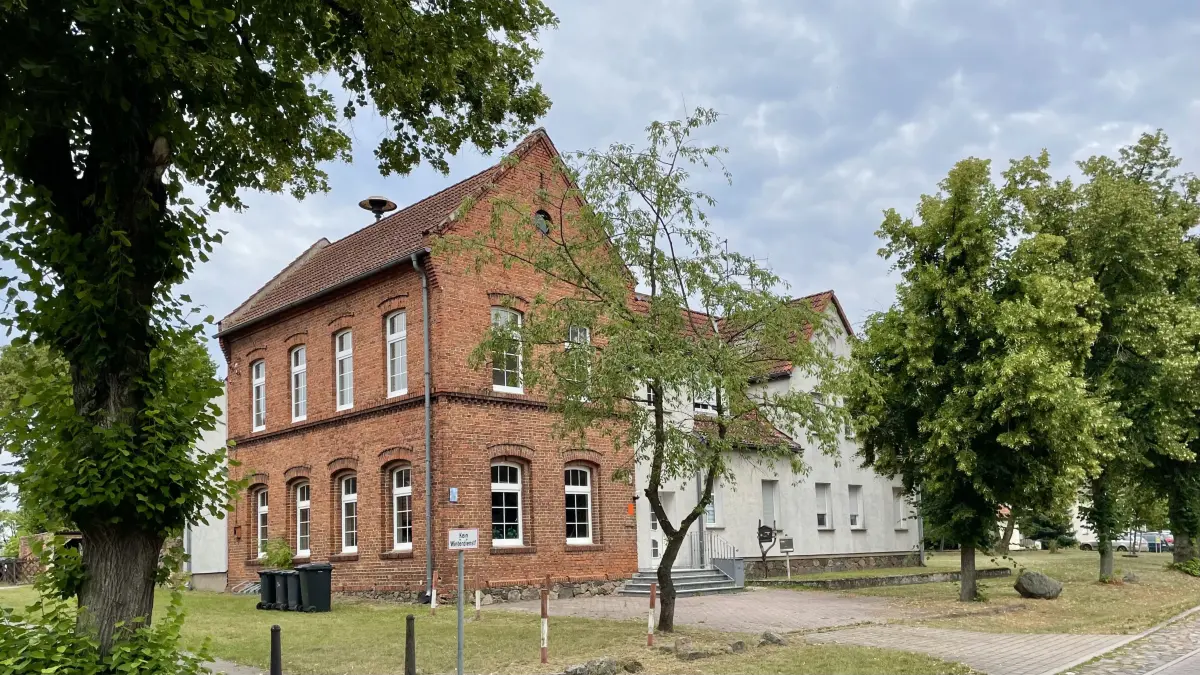 Das circa 1900 erbaute Gebäude der alten Dorfschule in Herzberg, Gemeinde Rietz-Neuendorf, wird über ein Immobilien-Online-Portal zum Kauf angeboten. Das erwartet den Käufer.