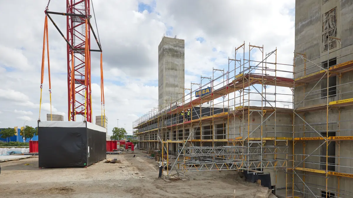 Blick auf ein Wohn-Modul (l) auf der Baustelle eines Zukunftsquartiers an der Landsberger Allee, wo nach Fertigstellung 3.000 Module 1.550 Wohnungen ergeben werden. Für die Umsetzung ist die Daiwa House Modular Europe GmbH verantwortlich. (zu dpa: «Mieten in Berlin steigen um 12,5 Prozent») +++ dpa-Bildfunk +++