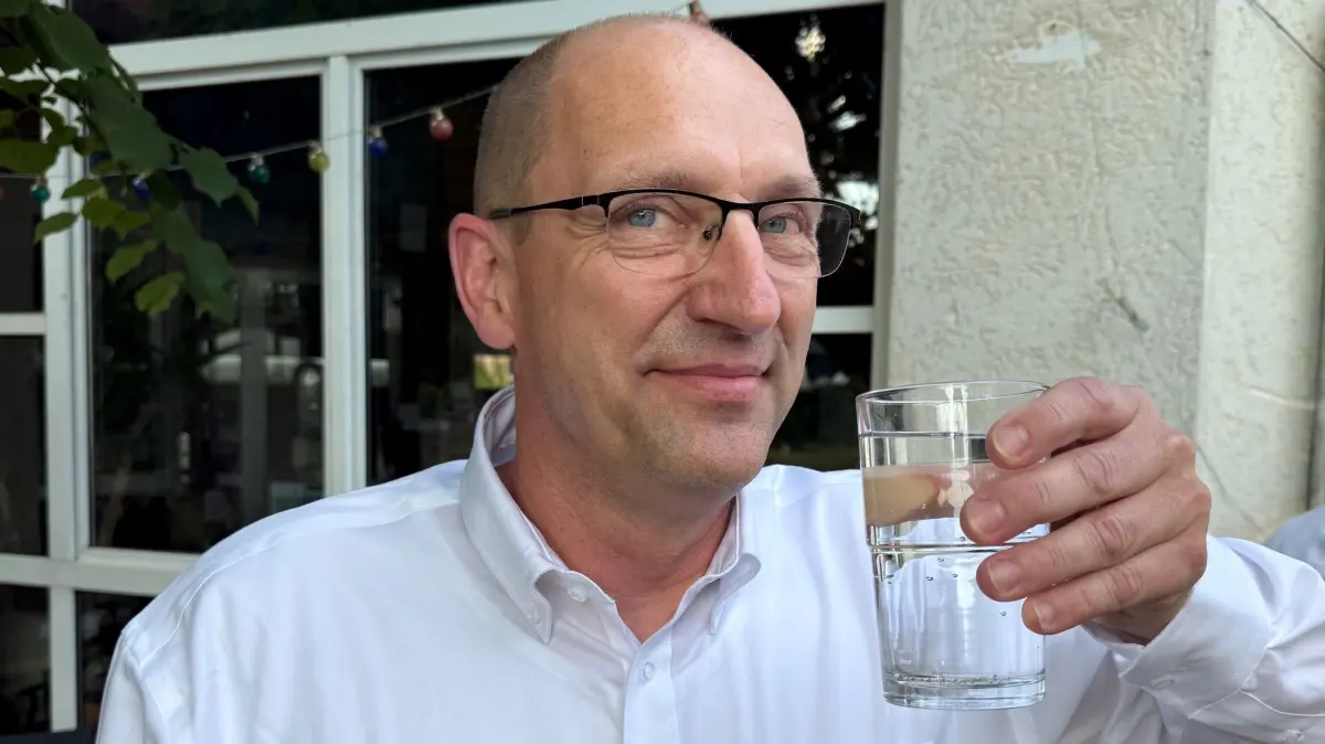 Steffen Carls, Geschäftsführer Stadtwerke Zehdenick, mit einem Glas Wasser