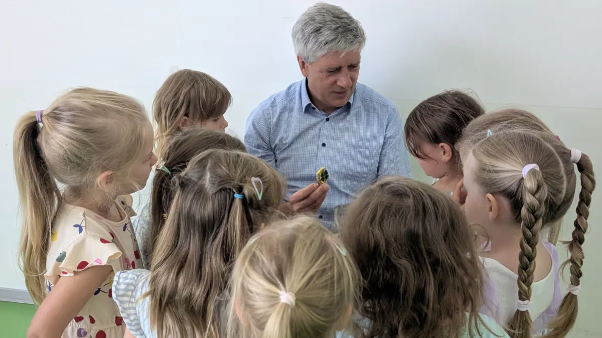 Bürgermeister Sven Siebert beantwortet Fragen der Kinder aus der Kita Rappel Zappel aus Hönow.
