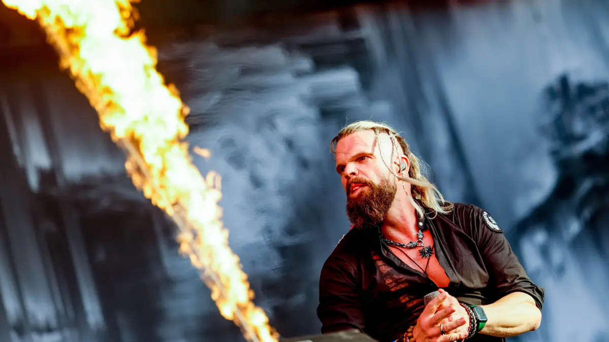 Axel HeimkenJörg Roth, Sänger der Band Saltatio Mortis, steht beim Wacken Open Air auf der Bühne. +++ dpa-Bildfunk +++