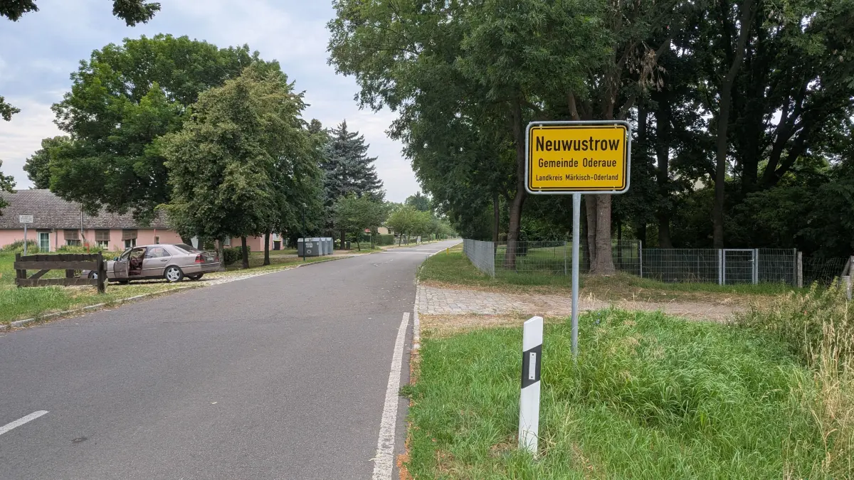 Ortseingang Neuwustrow von Richtung Altuwustrow aus gesehen. Hier soll die Ortsdurchfahrt erneuert werden.