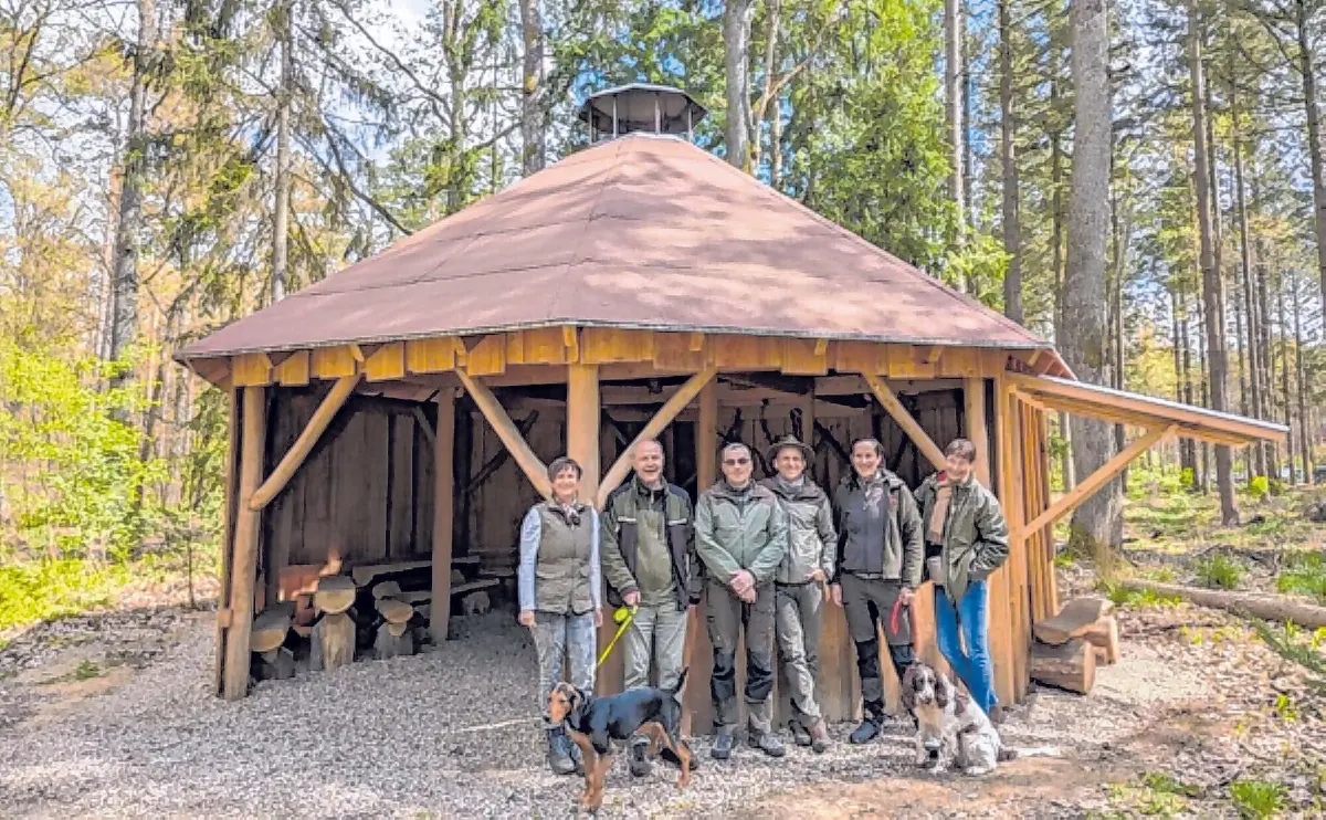 Das Team aus dem FriedWald Fürstenwalde an der Schutzhütte am Douglasienweg – seit 20 Jahren engagiert für würdevolle Abschiede inmitten der Natur (v.l.n.r.: Gabriele Lorenz, Thomas Weber, Marcus Hoffmann, Martin Müller, Anja Henning und Margret Roer)