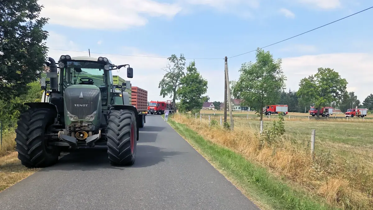 Auf der B112 bei Manschnow sind ein Traktor-Gespann und ein Transporter zusammengestoßen.