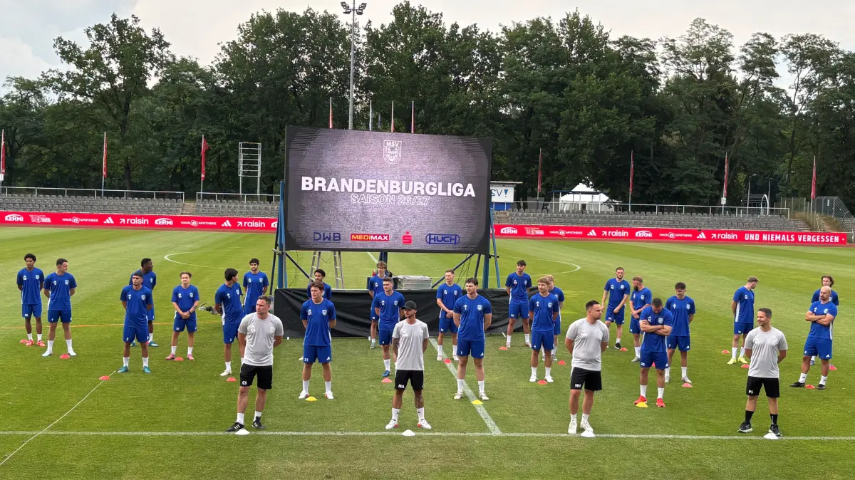 31 Hütchen, eines für jeden im Kader: Bei der Teampräsentation MSV Neuruppin Brandenburgliga Saison 2026/27