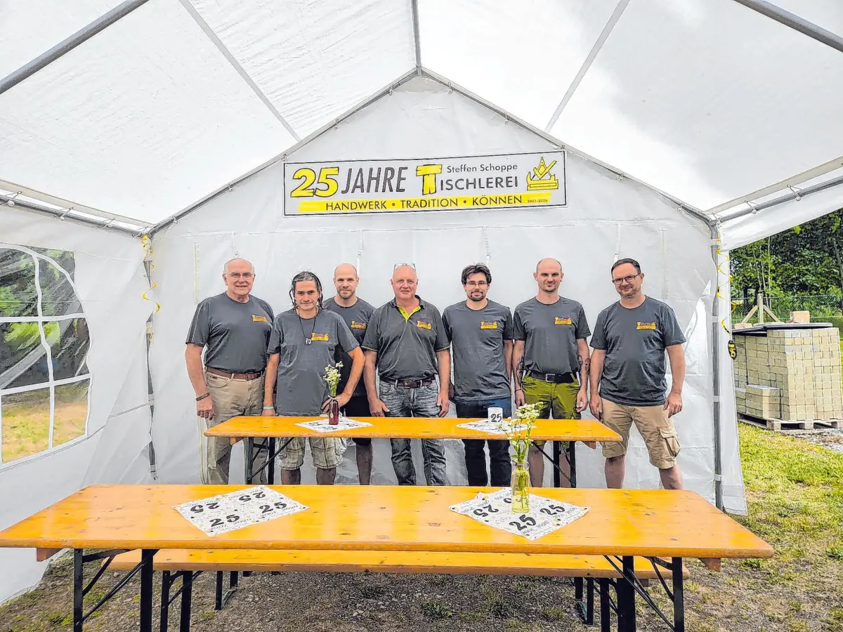 Ein starkes Team: Gemeinsam mit seinen Mitarbeitern steht Tischlermeister Steffen Schoppe (Mitte) für handwerkliche Qualität, persönliche Beratung und individuelle Lösungen nach Maß.