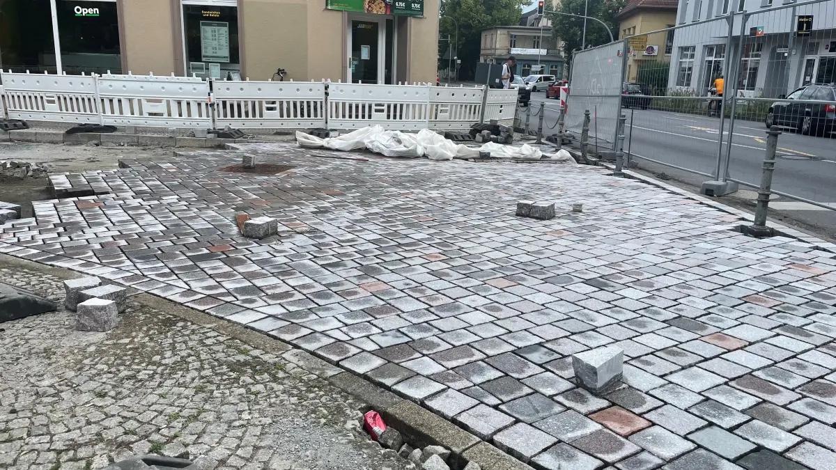 Baustelle auf der Bahnhofstraße Königs Wusterhausen: An dieser Stelle gab es Probleme bei den Arbeiten.