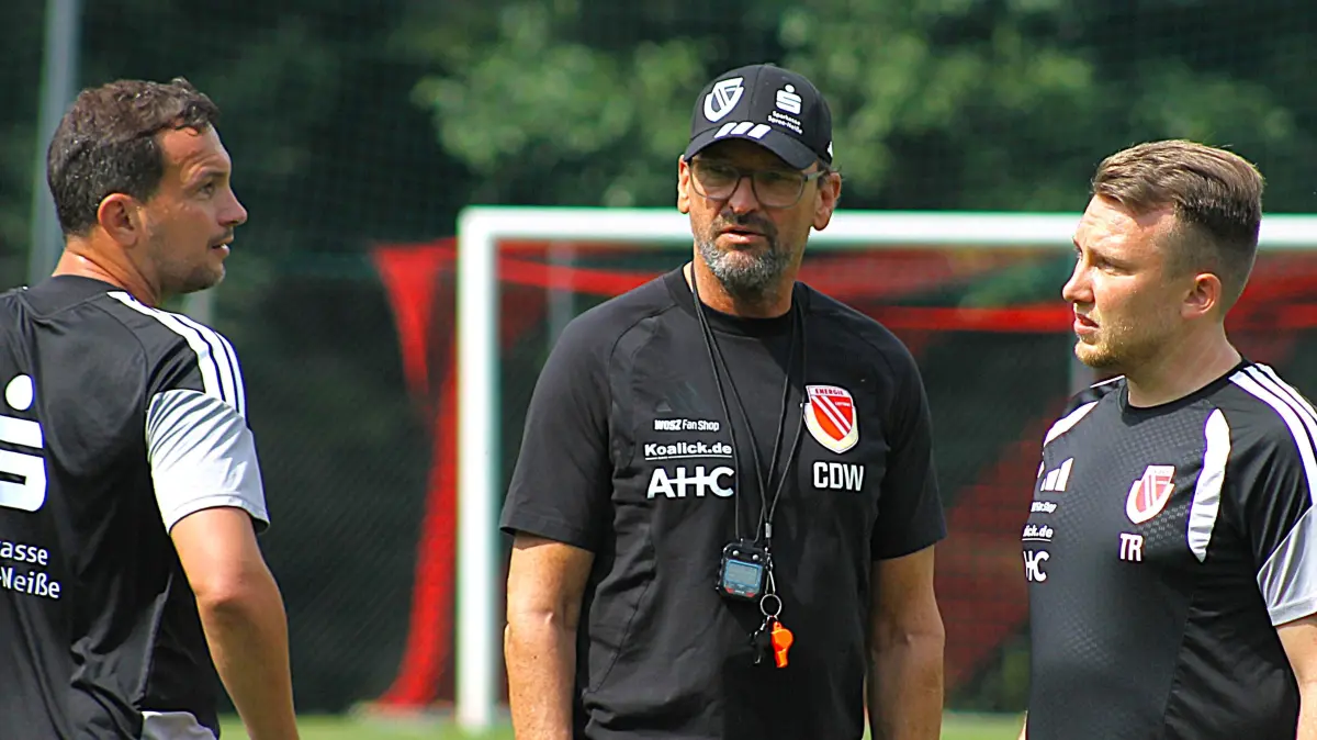 Im Trainingslager von Energie Cottbus gab es für Trainer Claus-Dieter Wollitz viel mit seinen beiden Co-Trainern Daniel Ziebig (links) und Tobias Röder (rechts) zu besprechen.