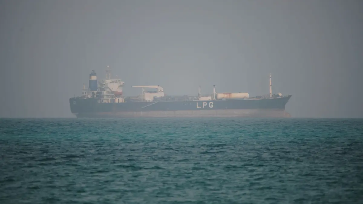 Iran-Krieg - Jemen: ARCHIV - 06.04.2026, Jemen, Mokha: Ein LPG-Tanker (Flüssiggas) fährt in den Gewässern nördlich der Straße von Bab el-Mandeb. (zu dpa: «Berichte: Handelsschiff vor der Küste des Jemen angegriffen») Foto: Abdulnasser Alseddik/AP/dpa +++ dpa-Bildfunk +++