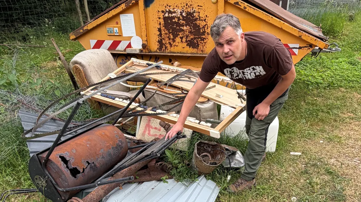 Christoph Naß, Revierförster in Bad Freienwalde, ist sauer. Denn immer wieder lagern Leute ihren Müll im Wald ab.