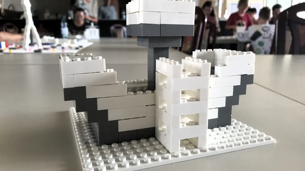 Projekt „Meet’n’Build“ am 17. Juli 2026 in Eisenhüttenstadt. Besucher aus Schwedt haben dieses Schiff aus Klemmbausteinen gebaut. Foto: Frank Groneberg