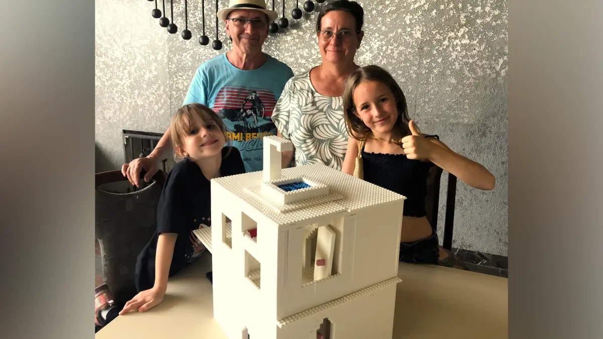 Projekt „Meet’n’Build“ am 17. Juli 2026 in Eisenhüttenstadt. Amelie Schenk (10) und Rosalie (6) Schenk aus Berlin haben zusammen mit ihren Großeltern Petra und Peter Schenk aus Brieskow-Finkenheerd ein Hotel gebaut, auf dessen Dach ein Pool zum Baden einlädt. Foto: Frank Groneberg
