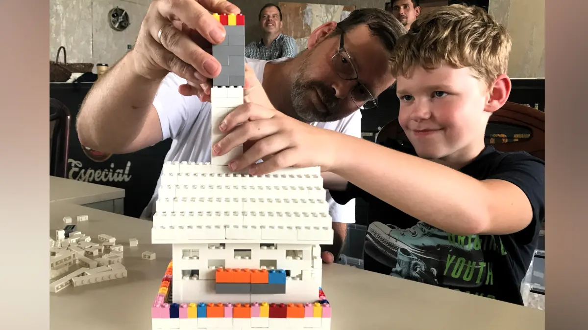 Eisenhüttenstadt. Projekt „Meet’n’Build“, bauen mit Klemmbausteinen, im früheren Hotel Lunik. Luca Hähnel (8) aus Eisenhüttenstadt (mit Papa). 17.07.2026 Foto: Frank Groneberg