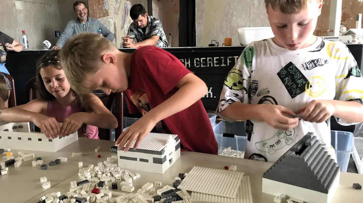 Eisenhüttenstadt. Projekt „Meet’n’Build“, bauen mit Klemmbausteinen, im früheren Hotel Lunik. Sina Müller (10), Luca Kucklick (8) und Theo Kucklick (v.l.). 17.07.2026 Foto: Frank Groneberg