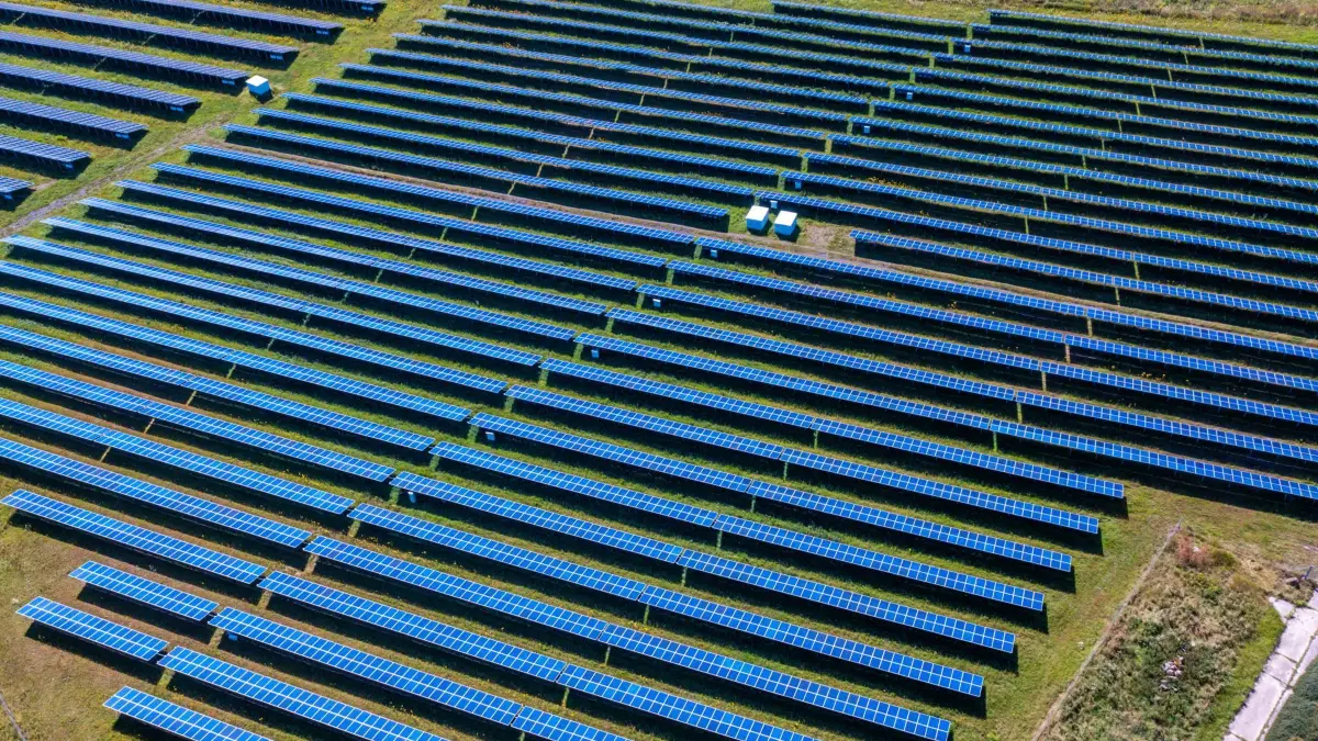 Ausbau der Solarenergie in Deutschland: ARCHIV - 29.07.2024, Mecklenburg-Vorpommern, Wismar: Solarmodule stehen in einem Solarpark. (Aufnahme mit Drohne). (zu dpa: «Branche kritisiert geplante Kürzung der Solarförderung») Foto: Jens Büttner/dpa +++ dpa-Bildfunk +++