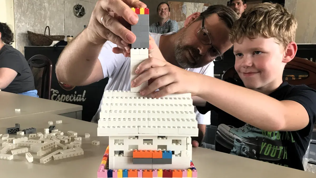 Eisenhüttenstadt. Projekt „Meet’n’Build“, bauen mit Klemmbausteinen, im früheren Hotel Lunik. Luca Hähnel (8) aus Eisenhüttenstadt (mit Papa). 17.07.2026 Foto: Frank Groneberg