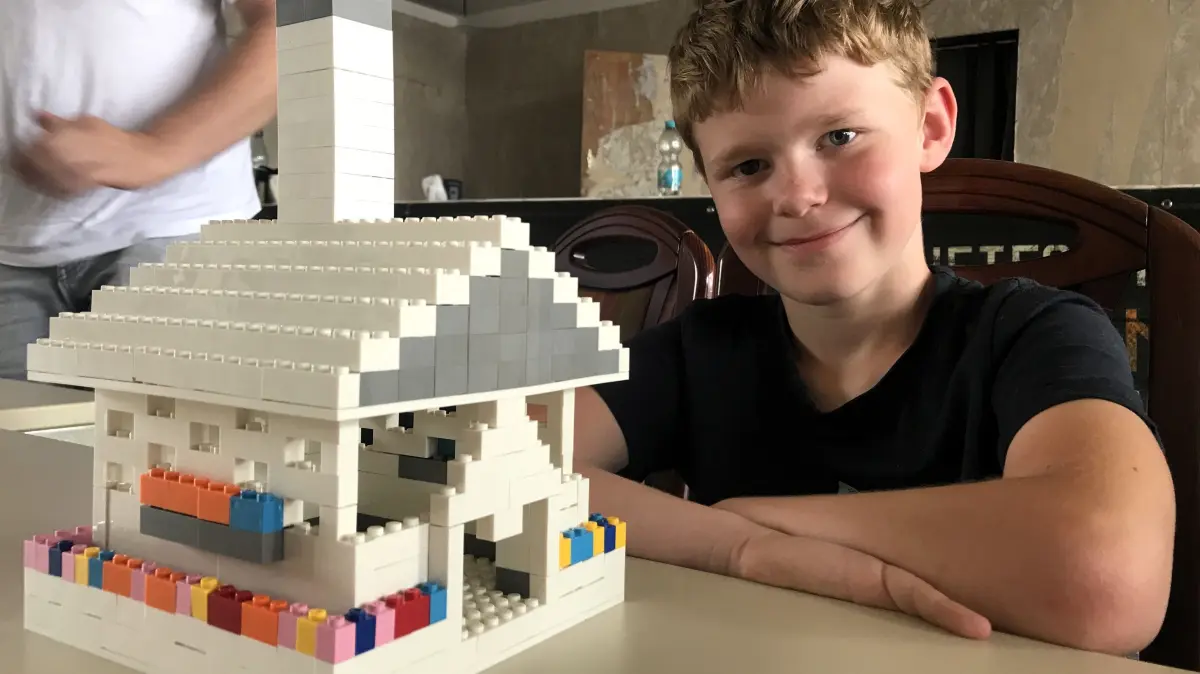 Projekt „Meet’n’Build“ am 17. Juli 2026 in Eisenhüttenstadt. Luca Hähnel (8) aus Eisenhüttenstadt hat aus Klemmbausteinen ein schickes Sommerhaus gebaut. Foto: Frank Groneberg