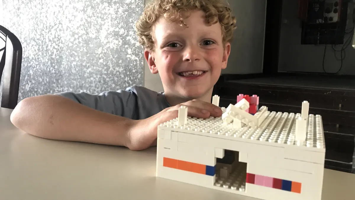 Projekt „Meet’n’Build“ am 17. Juli 2026 in Eisenhüttenstadt. Hector Moravczik (8) aus Eisenhüttenstadt sein Sushi-Restaurant, das er aus Klemmbausteinen gebaut hat. Foto: Frank Groneberg