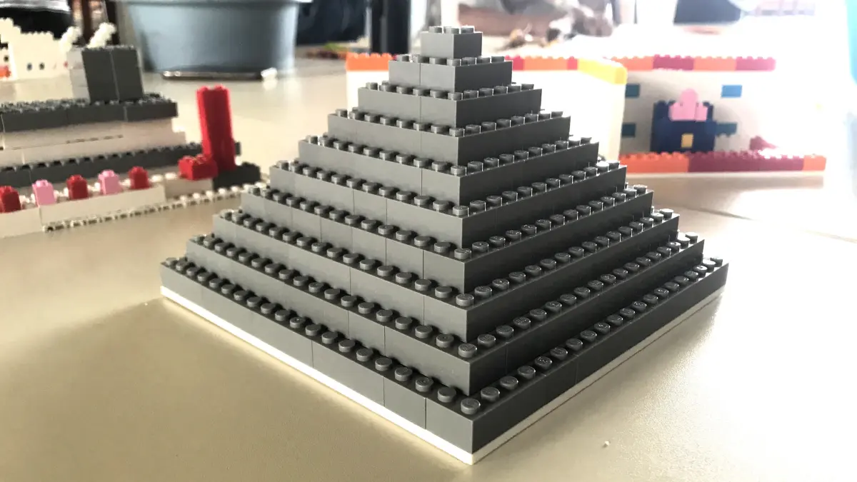 Projekt „Meet’n’Build“ am 17. Juli 2026 in Eisenhüttenstadt. Auch diese Pyramide ist aus Klemmbausteinen gebaut worden. Foto: Frank Groneberg