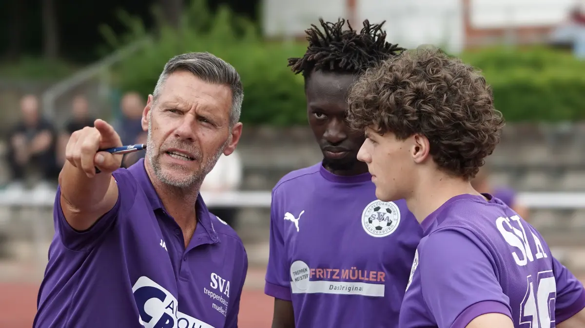 Fussball : Berlin Stadion Rehberge, Fussball Freundschaftsspiele Deutschland / Regional, Berliner AK : SV Altlüdersdorf, Trainer Kai Brandt bei Alpha Njie und 18 r.
FOTO BENK 17.07.2026