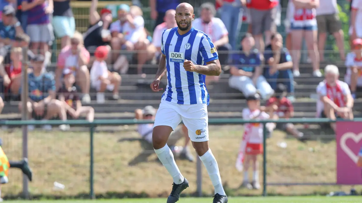 Fussball Testspiel, RB Leipzig - VSG Altglienicke: 18.07.2026, xtgx, Fussball Testspiel, RB Leipzig - VSG Altglienicke emspor, v.l. John Anthony Brooks Altglienicke, 25 Freisteller, Einzelbild, Ganzkoerper, single frame DFL/DFB REGULATIONS PROHIBIT ANY USE OF PHOTOGRAPHS as IMAGE SEQUENCES and/or QUASI-VIDEO Markranstädt *** July 18, 2026, xtgx, Soccer Friendly Match, RB Leipzig vs. VSG Altglienicke emspor, from left: John Anthony Brooks Altglienicke, 25 cutouts, single frame, Full-body, single frame. DFL and DFB regulations prohibit any use of photographs as image sequences and/or quasi-video. Markranstädt