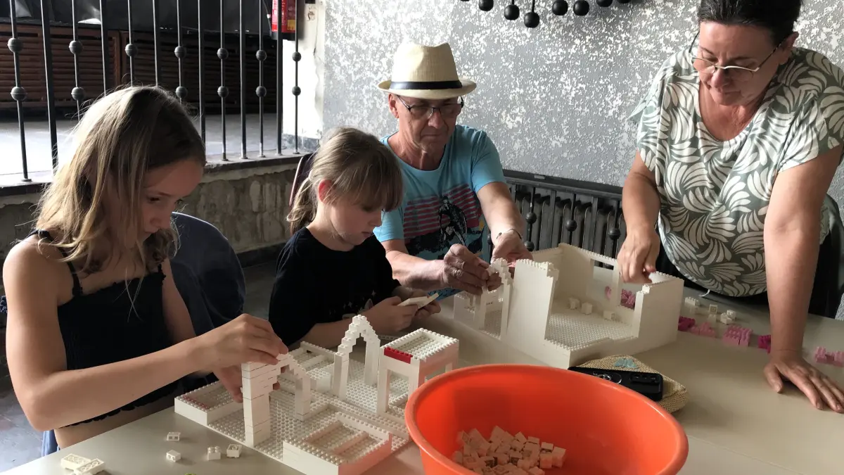 Eisenhüttenstadt. Projekt „Meet’n’Build“, bauen mit Klemmbausteinen, im früheren Hotel Lunik. Amelie Schenk (10) und Rosalie (6) Schenk aus Berlin mit den Großeltern Petra und Peter Schenk aus Brieskow-Finkenheerd. 17.07.2026 Foto: Frank Groneberg