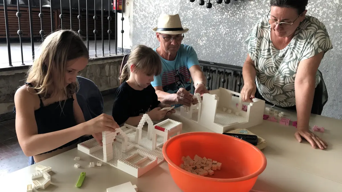 Eisenhüttenstadt. Projekt „Meet’n’Build“, bauen mit Klemmbausteinen, im früheren Hotel Lunik. Amelie Schenk (10) und Rosalie (6) Schenk aus Berlin mit den Großeltern Petra und Peter Schenk aus Brieskow-Finkenheerd. 17.07.2026 Foto: Frank Groneberg