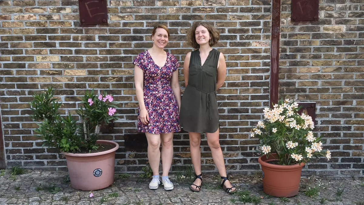 Vera Thaxton (links) und Almuth Nitzsch im Rofin-Park von Eberswalde. Beide Frauen haben bereits ein bekanntes Business-Netzwerk gegründet. Jetzt gibt es eine weitere Entwicklung.
