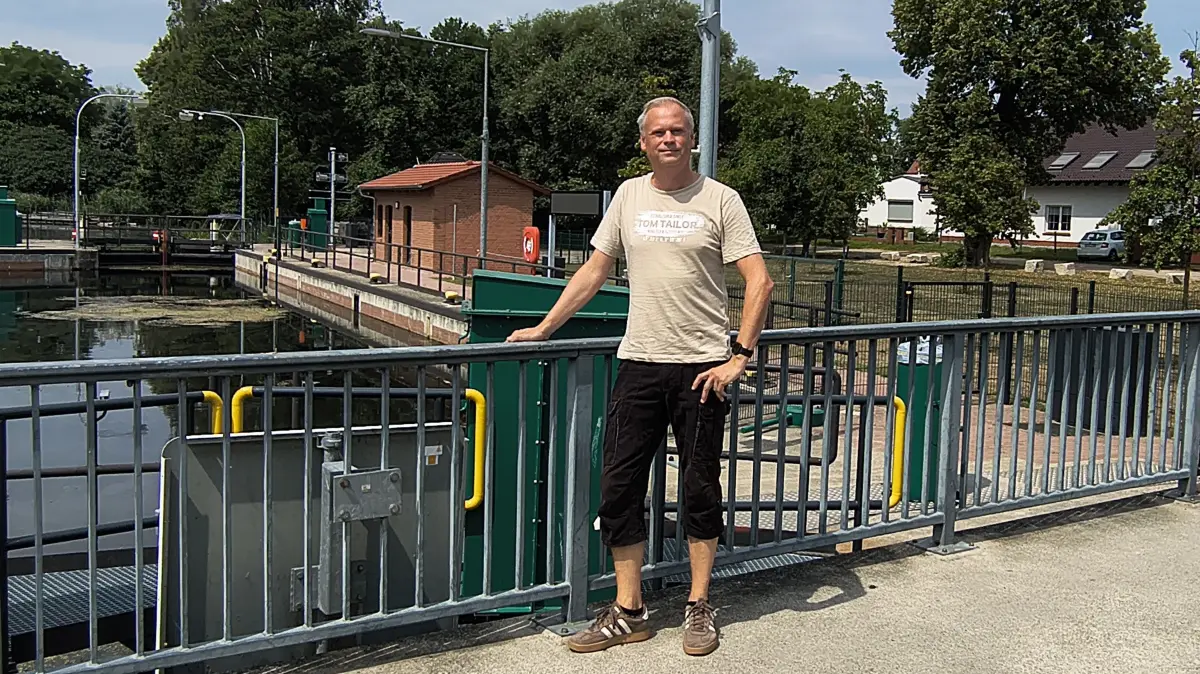 Oliver Plattig an der Schleuse Schöpfurth, dem Ort wo traditionell das Entenrennen beim Flößerfest stattfindet. Als DJ ist er oft in Deutschland unterwegs. Den Kontakt nach Finowfurt und Eberswalde hat er nie verloren.