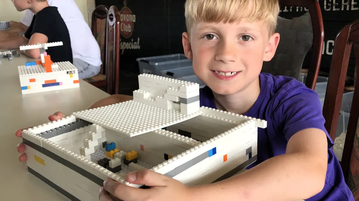 Eisenhüttenstadt. Projekt „Meet’n’Build“, bauen mit Klemmbausteinen, im früheren Hotel Lunik. Lucas Strobel von Weiss (8) aus Hastings, England. 17.07.2026 Foto: Frank Groneberg