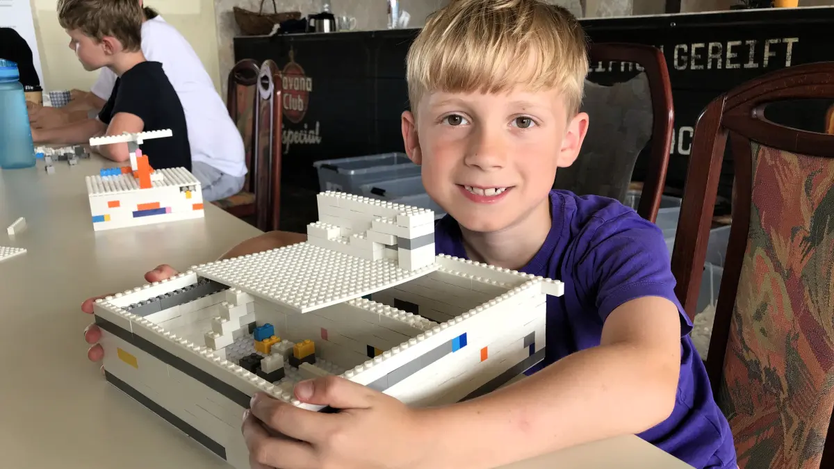 Eisenhüttenstadt. Projekt „Meet’n’Build“, bauen mit Klemmbausteinen, im früheren Hotel Lunik. Lucas Strobel von Weiss (8) aus Hastings, England. 17.07.2026 Foto: Frank Groneberg